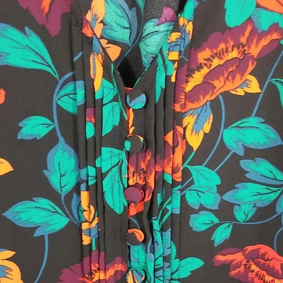 {Torrid} NWT Georgette Pintuck Button-Front Blouse (Size 2) - Picture 9 of 13